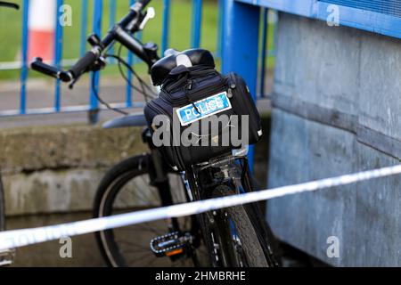 London, Großbritannien. 08th. Februar 2022. Ein Polizeifahrrad ist an einem Tatort in Enfield, im Norden Londons, zu sehen. Kredit: SOPA Images Limited/Alamy Live Nachrichten Stockfoto