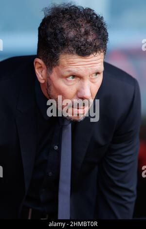 BARCELONA - 6. FEBRUAR: Der Manager Diego Cholo Simeone beim La Liga-Spiel zwischen dem FC Barcelona und dem Club Atletico de Madrid im Camp Nou Stadium auf Fe Stockfoto