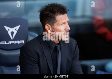 BARCELONA - 6. FEBRUAR: Der Manager Diego Cholo Simeone beim La Liga-Spiel zwischen dem FC Barcelona und dem Club Atletico de Madrid im Camp Nou Stadium auf Fe Stockfoto