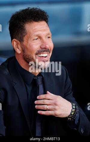 BARCELONA - 6. FEBRUAR: Der Manager Diego Cholo Simeone beim La Liga-Spiel zwischen dem FC Barcelona und dem Club Atletico de Madrid im Camp Nou Stadium auf Fe Stockfoto