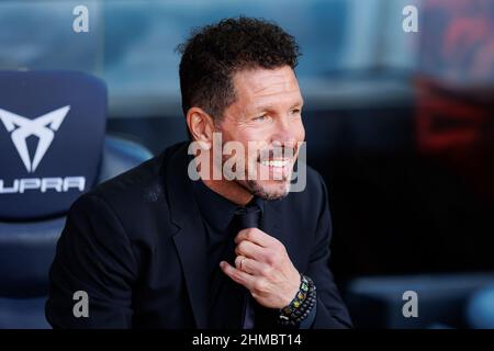BARCELONA - 6. FEBRUAR: Der Manager Diego Cholo Simeone beim La Liga-Spiel zwischen dem FC Barcelona und dem Club Atletico de Madrid im Camp Nou Stadium auf Fe Stockfoto