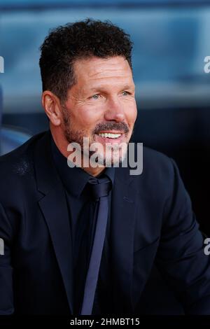 BARCELONA - 6. FEBRUAR: Der Manager Diego Cholo Simeone beim La Liga-Spiel zwischen dem FC Barcelona und dem Club Atletico de Madrid im Camp Nou Stadium auf Fe Stockfoto