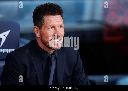 BARCELONA - 6. FEBRUAR: Der Manager Diego Cholo Simeone beim La Liga-Spiel zwischen dem FC Barcelona und dem Club Atletico de Madrid im Camp Nou Stadium auf Fe Stockfoto