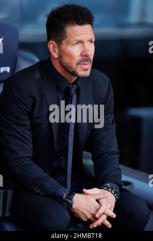 BARCELONA - 6. FEBRUAR: Der Manager Diego Cholo Simeone beim La Liga-Spiel zwischen dem FC Barcelona und dem Club Atletico de Madrid im Camp Nou Stadium auf Fe Stockfoto