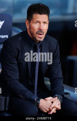 BARCELONA - 6. FEBRUAR: Der Manager Diego Cholo Simeone beim La Liga-Spiel zwischen dem FC Barcelona und dem Club Atletico de Madrid im Camp Nou Stadium auf Fe Stockfoto