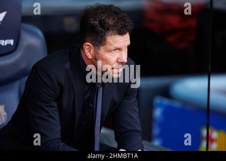 BARCELONA - 6. FEBRUAR: Der Manager Diego Cholo Simeone beim La Liga-Spiel zwischen dem FC Barcelona und dem Club Atletico de Madrid im Camp Nou Stadium auf Fe Stockfoto