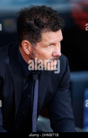 BARCELONA - 6. FEBRUAR: Der Manager Diego Cholo Simeone beim La Liga-Spiel zwischen dem FC Barcelona und dem Club Atletico de Madrid im Camp Nou Stadium auf Fe Stockfoto