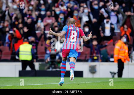 BARCELONA - 6. FEB: Dani Alves feiert, nachdem er beim Spiel in der La Liga zwischen dem FC Barcelona und dem Club Atletico de Madrid ein Tor erzielt hat Stockfoto