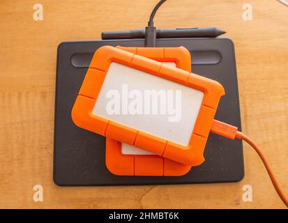 LaCie Rugged 1TB externe Festplatte und ein Zeichentablett, Kalifornien, USA Stockfoto