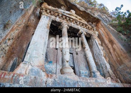 Grab von Amyntas, das Fethiye Grab. Blick auf die in den Fels gehauenen Gräber aus der Zeit des antiken Staates Lykien. Stockfoto