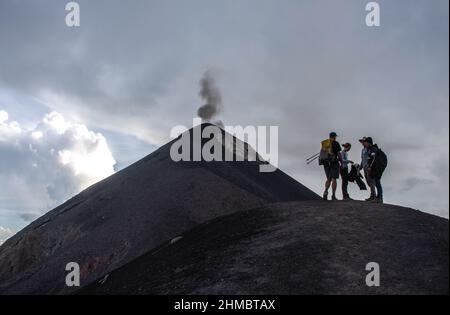 Beobachten des Vulkanausbruchs des Fuego, Antigua, Guatemala Stockfoto