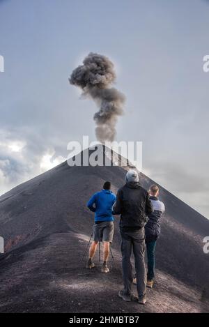 Beobachten des Vulkanausbruchs des Fuego, Antigua, Guatemala Stockfoto