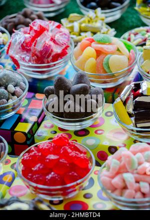 Eine verführerische Auswahl an Süßigkeiten von Schokolade über Kauartikel und harte Bonbons bis hin zu cremigen Bonbons Stockfoto