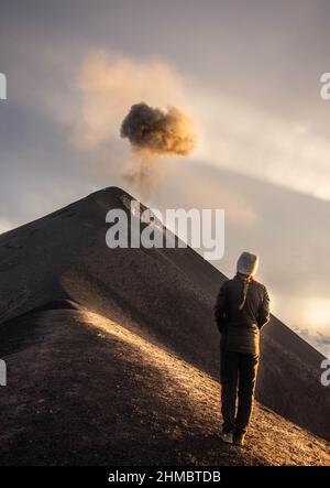 Beobachten des Vulkanausbruchs des Fuego, Antigua, Guatemala Stockfoto