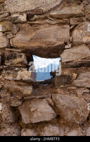 Vertikale Aufnahme des schönen Limone Sul Garda Blick durch das Steinfenster vom Hügel, in Italien Stockfoto