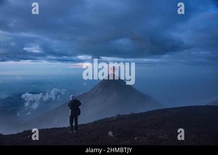 Bergsteiger auf Acatenango beim Ausbruch des Fuego-Vulkans, Antigua, Guatemala Stockfoto