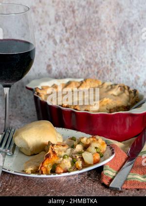 Ein köstlicher hausgemachter Pot Pie ist voller Huhn, Gemüse, Soße und einer schuppigen Kuchenkruste Stockfoto