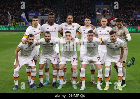 Mailand, Italien, 8th. Februar 2022. Die AS Roma, die elf beginnen, stehen vor dem Start für ein Teamfoto in der hinteren Reihe ( L bis R ); Gianluca Mancini, Tammy Abraham, Chris Smalling, Roger Ibanez, Rick Karsdorp und Rui Patricio in der ersten Reihe ( L bis R ); Henrikh Mkhitaryan, Sergio Oliveira, Nicolo Zaniolo, Jordan Vertout und Matias Vina beim Coppa Italia-Spiel bei Giuseppe Meazza in Mailand. Bildnachweis sollte lauten: Jonathan Moscrop / Sportimage Stockfoto