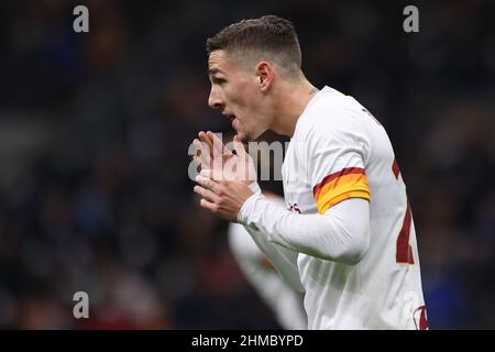 Mailand, Italien, 8th. Februar 2022. Nicolo Zaniolo von AS Roma reagiert während des Coppa Italia-Spiels bei Giuseppe Meazza in Mailand. Bildnachweis sollte lauten: Jonathan Moscrop / Sportimage Stockfoto