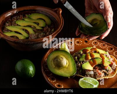 OGround Beef Tostadas und mexikanische Sauce und Avocado. Stockfoto