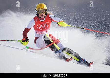 Yanqing, China. 09th. Februar 2022. Olympische Spiele, Ski Alpin, Slalom, Frauen, 1st Rennen im Nationalen Alpinen Ski-Zentrum. Katharina Liensberger aus Österreich im Einsatz. Quelle: Michael Kappeler/dpa/Alamy Live News Stockfoto