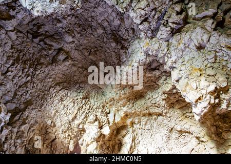 Blick von innen auf eine alte Steinhöhle Stockfoto