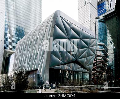 Das Bloomberg Building, das von Diller Scofidio + Renfro entworfen wurde, ist ein ikonischer Raum mit beweglicher Außenschale für großformatige Performances, die installiert werden können Stockfoto