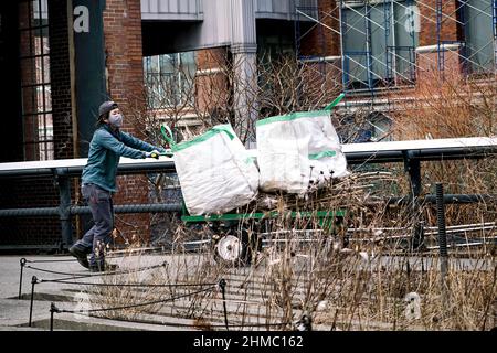 The High Line, eine gemeinnützige Organisation und der beliebte öffentliche Park von New York, der vom niederländischen Gärtner Pete Oudolf entworfen wurde, wird größtenteils von Freiwilligen unterhalten Stockfoto