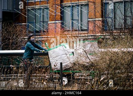 The High Line, eine gemeinnützige Organisation und der beliebte öffentliche Park von New York, der vom niederländischen Gärtner Pete Oudolf entworfen wurde, wird größtenteils von Freiwilligen unterhalten Stockfoto