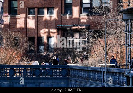 Menschen, die auf der High Line spazieren, einem erhöhten Stadtpark auf dem ehemals stillliegenden Eisenbahnviadukt, auf der Westseite von Manhattan, New York. Stockfoto