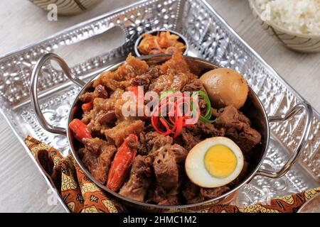 Gudeg Jogja, traditionelles Essen aus unreifer Jackfruit, Palmzucker, Nahaufnahme Stockfoto