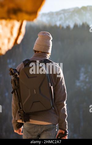 Niedriger Winkel eines Mannes, der auf einem Berg wandert Stockfoto