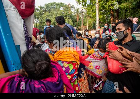 Die armen Menschen kämpfen darum, die Nahrungsmittel zu erhalten, die eine kleine lokale Organisation auf den Straßen von Dhaka verteilt.85 % der wirtschaftlich aktiven Bevölkerung des Landes sind im informellen Sektor ohne jegliche soziale Sicherheit beschäftigt, Dieser Sektor war aufgrund der Schließung vieler Aktivitäten und der limitierten Bewegungen der am stärksten von der Pandemie geschädigte Sektor. Stockfoto