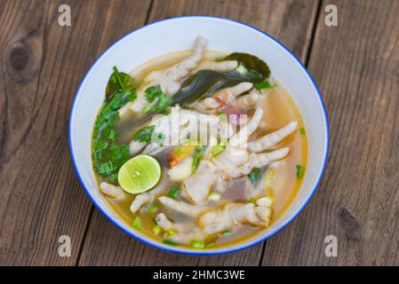 Saure und würzige Hühnerfüßensuppe, Hühnerfüßensuppe Stockfoto