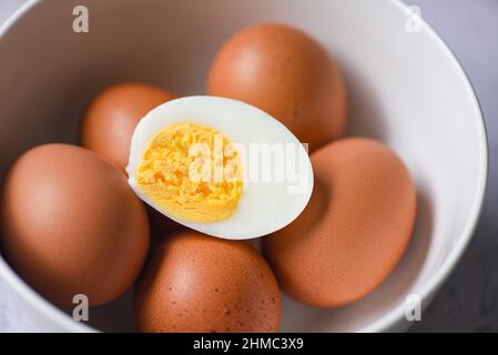 Geschälte Eier Menü Essen gekochte Eier in einer Schüssel und Eierschale, in halbe Eigelb geschnitten für gesunde Ernährung kochen Stockfoto