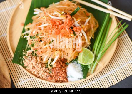 Rührbraten Nudel Pad Thai auf Teller serviert auf dem Esstisch Essen, Thai-Essen gebratene Nudel Thai-Stil mit Garnelen Bohnensprossen und Erdnüsse Chili garnieren Stockfoto