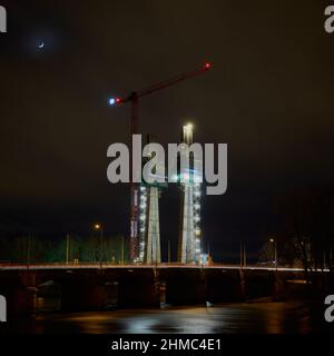 Baustelle der Brückenpfeiler der neuen Pylonbrücke, dem neuen Wahrzeichen der Stadt, über der Elbe in Magdeburg Stockfoto