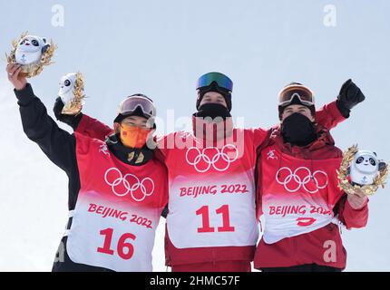 Peking, Chinas Provinz Hebei. 7th. Februar 2022. Su Yiming (L) aus China, Max Parrot (C) und Mark McMorris aus Kanada posieren während der Blumenzeremonie nach dem Snowboard-Slopestyle-Finale der Männer im Genting Snow Park in Zhangjiakou, nordchinesische Provinz Hebei, am 7. Februar 2022. Quelle: Yang Shiyao/Xinhua/Alamy Live News Stockfoto
