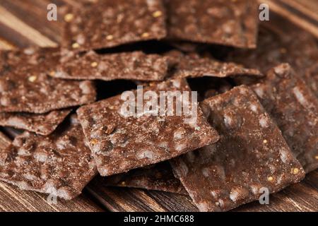 Vollmehl-Cracker in Schokolade auf Vintage-Holzhintergrund. Stockfoto