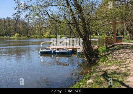 Zelenogradsk, Russland - 11. Mai 2021: katamaran-Station im Teich des Stadtparks an sonnigen Tagen Stockfoto