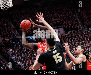 West Lafayette, Indiana, USA. 8th. Februar 2022. Das Illinois Fighting Illini Center Kofi Cockburn (21) zeigt das Purdue Boilermakers Center Zach Edey (15) in der 1st Hälfte des Spiels zwischen den Illinois Fighting Illini und den Purdue Boilermakers in der Mackey Arena in West Lafayette, Indiana. Obligatorische Gutschrift: Sandra Dukes/CSM/Alamy Live News Stockfoto