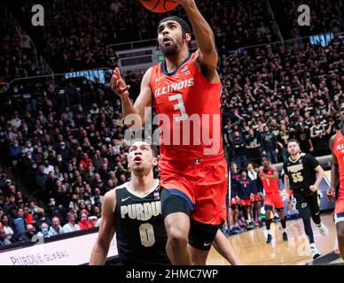 West Lafayette, Indiana, USA. 8th. Februar 2022. Illinois Fighting Illini Guard Jacob Grandison (3) geht für eine Pause über Purdue Boilermakers Vorwärts Mason Gillis (0) in der 1st Hälfte des Spiels zwischen dem Illinois Fighting Illini und den Purdue Boilermakers in Mackey Arena in West Lafayette, Indiana. Obligatorische Gutschrift: Sandra Dukes/CSM/Alamy Live News Stockfoto