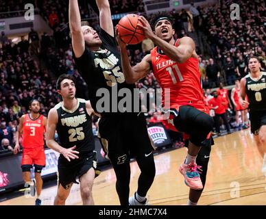 West Lafayette, Indiana, USA. 8th. Februar 2022. Der Illinois Fighting Illini-Wächter Alfonso Plummer (11) fährt zum Reifen, während die Purdue Boilermakers-Wache Sasha Stefanovic (55) in der Spielhälfte 1st zwischen den Illinois Fighting Illini und den Purdue Boilermakers in der Mackey Arena in West Lafayette, Indiana, verteidigt. Obligatorische Gutschrift: Sandra Dukes/CSM/Alamy Live News Stockfoto