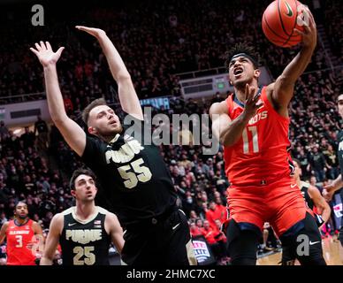 West Lafayette, Indiana, USA. 8th. Februar 2022. Illinois Fighting Illini Guard Alfonso Plummer (11) fährt zur WiegepastPurdue Boilermakers Guard Sasha Stefanovic (55) in der 1st Hälfte des Spiels zwischen den Illinois Fighting Illini und den Purdue Boilermakers in der Mackey Arena in West Lafayette, Indiana. Obligatorische Gutschrift: Sandra Dukes/CSM/Alamy Live News Stockfoto