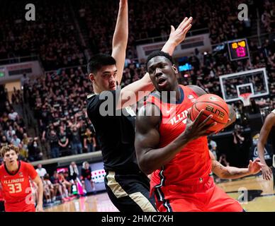 West Lafayette, Indiana, USA. 8th. Februar 2022. Das Illinois Fighting Illini Center Kofi Cockburn (21) fährt in der 1st-Hälfte des Spiels zwischen den Illinois Fighting Illini und den Purdue Boilermakers in der Mackey Arena in West Lafayette, Indiana, am Purdue Boilermakers Center Zach Edey (15) vorbei. Obligatorische Gutschrift: Sandra Dukes/CSM/Alamy Live News Stockfoto