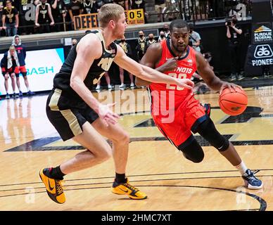 West Lafayette, Indiana, USA. 8th. Februar 2022. Illinois Fighting Da'Monte Williams (20) fährt in der 1st-Hälfte des Spiels zwischen den Illinois Fighting Illini und den Purdue Boilermakers in der Mackey Arena in West Lafayette, Indiana, an Purdue Boilermakers vorbei und führt Caleb Furst (3) voran. Obligatorische Gutschrift: Sandra Dukes/CSM/Alamy Live News Stockfoto