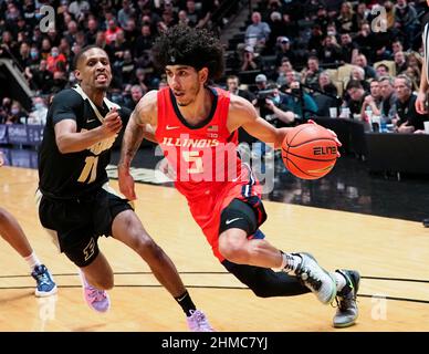 West Lafayette, Indiana, USA. 8th. Februar 2022. Illinois Fighting Andre Curbelo (5) fährt in der Spielhälfte 1st zwischen den Illinois Fighting Illini und den Purdue Boilermakers in der Mackey Arena in West Lafayette, Indiana, an der Purdue Boilermakers Wache Isaiah Thompson (11) vorbei. Obligatorische Gutschrift: Sandra Dukes/CSM/Alamy Live News Stockfoto