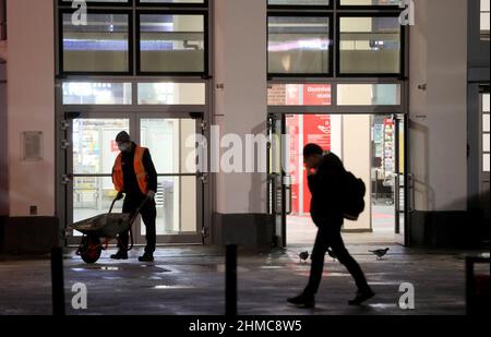 Rostock, Deutschland. 09th. Februar 2022. Nur wenige Menschen sind vor dem Hauptbahnhof unterwegs. Die Corona-Infektionszahlen steigen, gleichzeitig nimmt die Diskussion über Relaxationen an Fahrt auf. Quelle: Bernd Wüstneck/dpa-Zentralbild/dpa/Alamy Live News Stockfoto