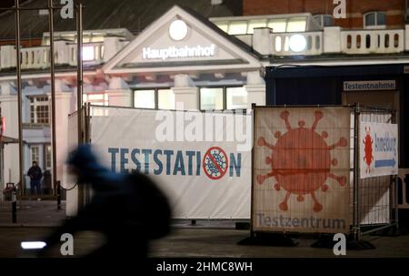 Rostock, Deutschland. 09th. Februar 2022. Ein Radfahrer fährt an einer noch geschlossenen Corona-Teststation am Hauptbahnhof vorbei. Die Infektionszahlen steigen, aber gleichzeitig gewinnt die Diskussion über Entspannung weiter an Dynamik. Quelle: Bernd Wüstneck/dpa-Zentralbild/dpa/Alamy Live News Stockfoto