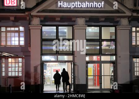 Rostock, Deutschland. 09th. Februar 2022. Nur wenige Reisende sind morgens vor dem Hauptbahnhof. Die Corona-Infektionszahlen steigen, aber gleichzeitig nimmt die Diskussion über Relaxationen weiter an Fahrt auf. Quelle: Bernd Wüstneck/dpa-Zentralbild/dpa/Alamy Live News Stockfoto